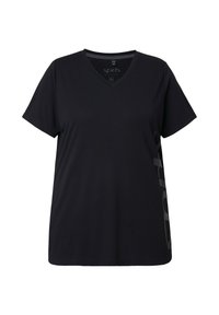Camiseta negra de cuello en V hecha de tela suave, con mangas cortas y un diseño gráfico lateral en un patrón gris contrastante.