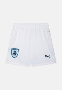 Balti sportiniai šortai su elastingu juosmeniu, turintys mėlyną išsiuvinėtą logotipą ir mažą tamsiai mėlyną Puma logotipą šone.