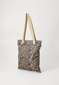 Borsa a tracolla con stampa leopardata realizzata in tessuto, con uno sfondo beige e macchie marroni e nere, e robuste tracolle beige.