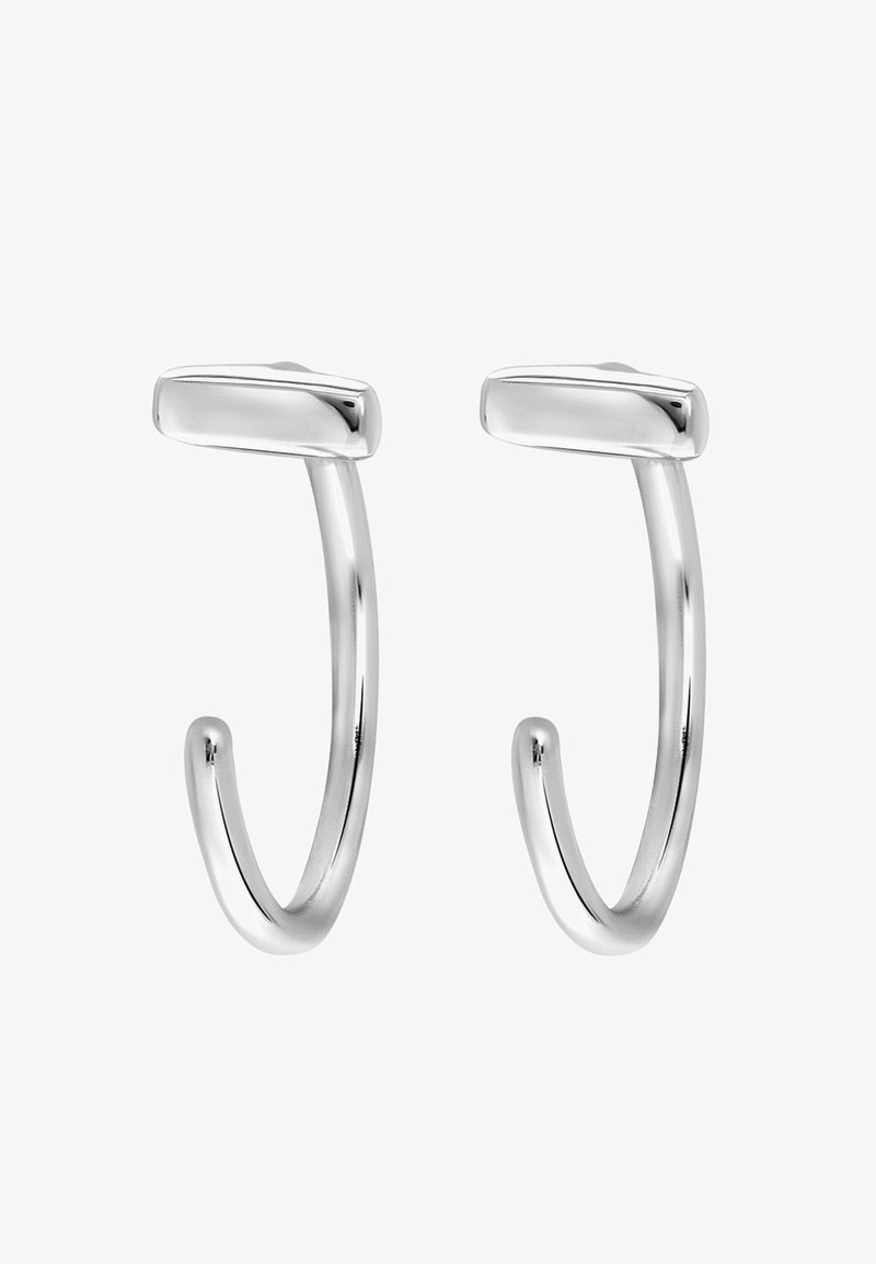 Crochets en métal argenté avec une finition lisse et brillante. Chaque crochet possède un sommet ovale et une forme courbée et effilée, adaptés pour suspendre des objets.