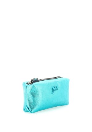 Piccola pochette rettangolare metallica blu con cerniera nera e la parola "Gab" in rilievo sul lato anteriore.