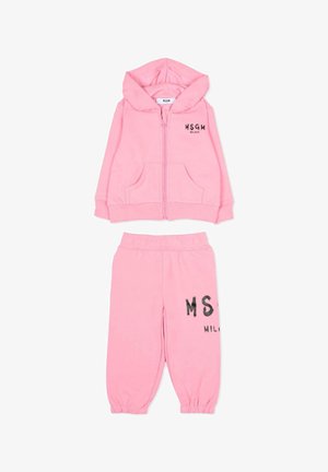 Completo sportivo rosa per bambini composto da giacca con cappuccio e zip e pantaloni con vita elastica, con stampa nera "MSGM Milano".