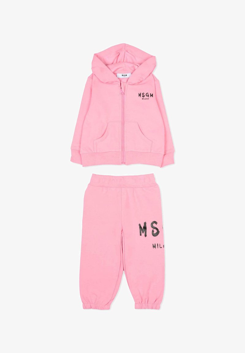 Dziecięcy różowy dwuczęściowy dres z kapturem, składający się z zapinanej na zamek kurtki i spodni z elastycznym pasem, z czarnym nadrukiem "MSGM Milano".