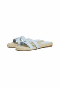 Ljusblå halkskyddssandaler med tre breda remmar, texturerad espadril-aktig sula och platt design för komfort.