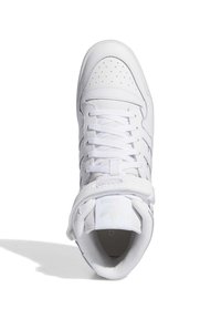 Høje hvide lædersneakers med perforeret tå, snørelukning, polstret krave og justerbar rem. Brandlogo på anklen og tungen.