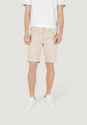 Pantalones cortos de un beige claro en corte relajado, hechos de una tela suave, con cinco bolsillos, cierre de botón y detalles de costura.