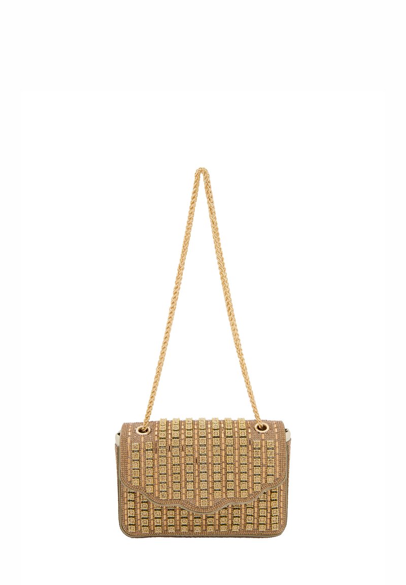 Guldkæde håndtaske med en struktureret form, dækket af et mønstret tekstil med guld- og beige firkanter, med en scalloped klap.