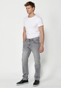 Koroshi STRETCH REGULAR FIT - Džinsi ar taisnām starām - gris