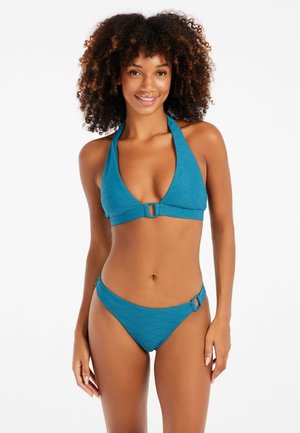 Tealfärgad bikiniuppsättning med en triangulär topp med spänne framtill och texturerat zigzag-mönster. Låg midja bikiniunderdel med spännedetalj.