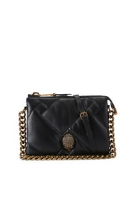 Borsa a tracolla in pelle nera con design trapuntato, tracolla in catena dorata e una chiusura metallica decorativa che somiglia a una mano. Presenta una chiusura con zip.