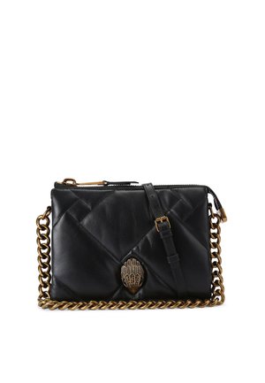 Borsa a tracolla in pelle nera con design trapuntato, tracolla in catena dorata e una chiusura metallica decorativa che somiglia a una mano. Presenta una chiusura con zip.