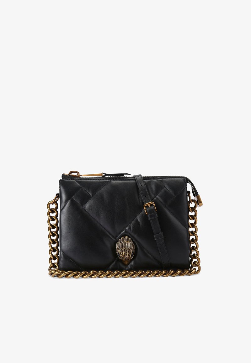 Borsa a tracolla in pelle nera con design trapuntato, tracolla in catena dorata e una chiusura metallica decorativa che somiglia a una mano. Presenta una chiusura con zip.