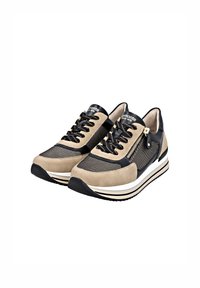 Scarpe sportive beige e nere con materiali in suede e mesh, design con lacci, dettaglio con zip laterale e suole a righe bianche e nere.