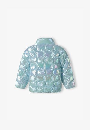 Dúhový pufový kabát v svetlo modrej farbe, s prešívaným vzorom, krátkymi rukávmi a golierom. Materiál má lesklý, reflexný povrch.