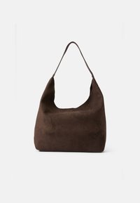 Sac hobo en daim marron avec une large ouverture et une seule longue sangle, présentant une finition douce et texturée ainsi qu'une forme minimaliste.