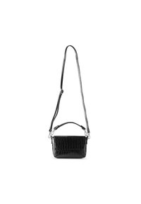 Piccola borsa rettangolare nera con motivo coccodrillo, manico corto e tracolla lunga e regolabile su sfondo bianco.