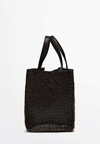 Geweven zwarte straw tote bag met twee zwarte leren handvatten, vierkante vorm, gestructureerd oppervlak en open ontwerp voor gemakkelijke toegang.
