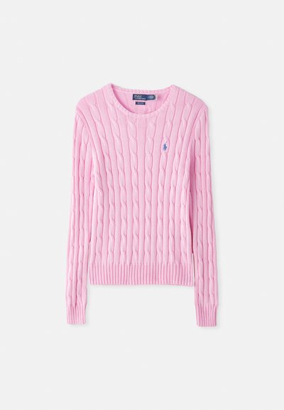 Svetlo roza pulover z kabelskim pletenjem z okroglo izrezom, rebrastimi manšetami in robom. Vključuje majhen vezen znak na prsih.