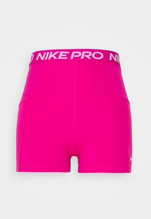 Shorts de compression Nike Pro rose vif avec une large ceinture comportant le texte "NIKE PRO" en blanc et un petit swoosh Nike blanc sur la cuisse gauche.