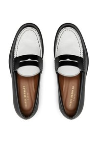 Zwart-witte leren loafers met een gladde afwerking, voorzien van een decoratieve band over de bovenkant en lichtbruine binnenzolen met branding.