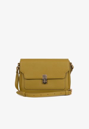 Sac bandoulière rectangulaire jaune moutarde avec sangle réglable, rabat avant et fermeture à verrou à bouton-poussoir de couleur dorée.
