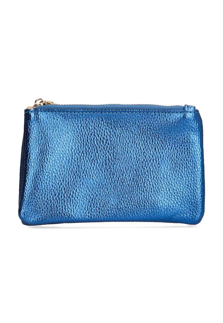 Bolsito azul metálico con una superficie texturizada, cierre de cremallera y forma rectangular compacta. Presenta bordes elegantes y sin acentos de hardware visibles.