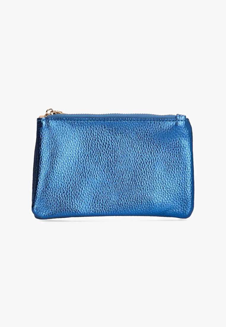Bolsito azul metálico con una superficie texturizada, cierre de cremallera y forma rectangular compacta. Presenta bordes elegantes y sin acentos de hardware visibles.