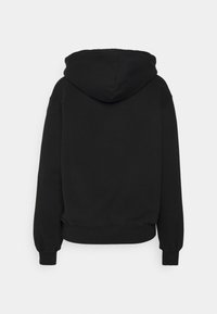 Sudadera con capucha negra, hecha de un tejido suave, presenta un dobladillo y puños acanalados, con una silueta clásica y sin marca visible.