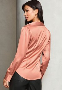 Lipsy REGULAR FIT - RUCHED SIDE BUTTON THROUGH - Nööpidega pluus - pink