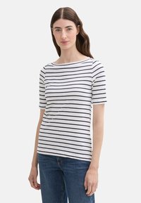 Stribet kortærmet t-shirt i hvid og marineblå, med bådudskæring og en afslappet pasform, lavet af blødt bomuldsstof.