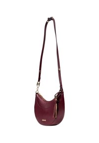 Bordeaux læder crossbody taske med guldfarvet hardware, frynse-detail og lynlås på toppen. Buet form med præget logo på fronten.