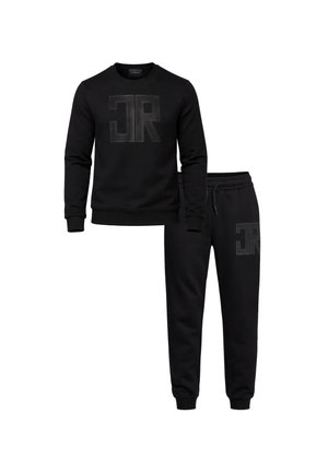 Completo nero con felpa a manica lunga e pantaloni jogger con logo "JR" in rilievo abbinato sul petto e sulla coscia sinistra, polsini e vita a coste.