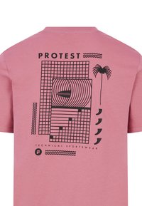 Rožinė marškinė su juodu geometriniu grafiniu dizainu, linijomis ir formomis, palmių siluetu bei tekstu „PROTEST TECHNICAL SPORTSWEAR“. 