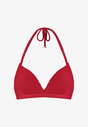 Rood gebreid bikinitopje met een gestructureerde textuur, halternek met strik en driehoekige cups, ontworpen voor gebruik als zwemkleding.