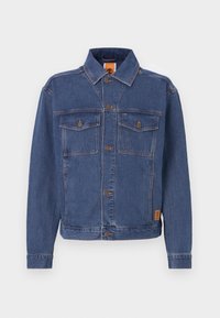 Jeansjacka i mörkblått med knappstängning framtill, två bröstfickor och kontrasterande sömmar. Har en klassisk krage och avslappnad passform.