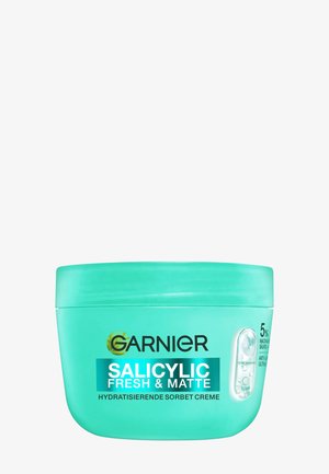Crème sorbet hydratante Garnier Salicylic Fresh & Matte dans un pot turquoise contenant 5 % d'acide salicylique, conçue pour une peau anti-brillance et ultra-mate.