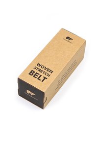 Un emballage en carton brun pour une ceinture extensible tissée, avec un texte noir en gras et un logo. Le design présente une esthétique minimaliste et un étiquetage clair.