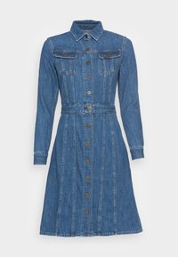 Jeansklänning med långa ärmar, knappstängning framtill, två bröstfickor, knytning i midjan och kjol som fladdrar ut, allt i en mellanblå nyans.