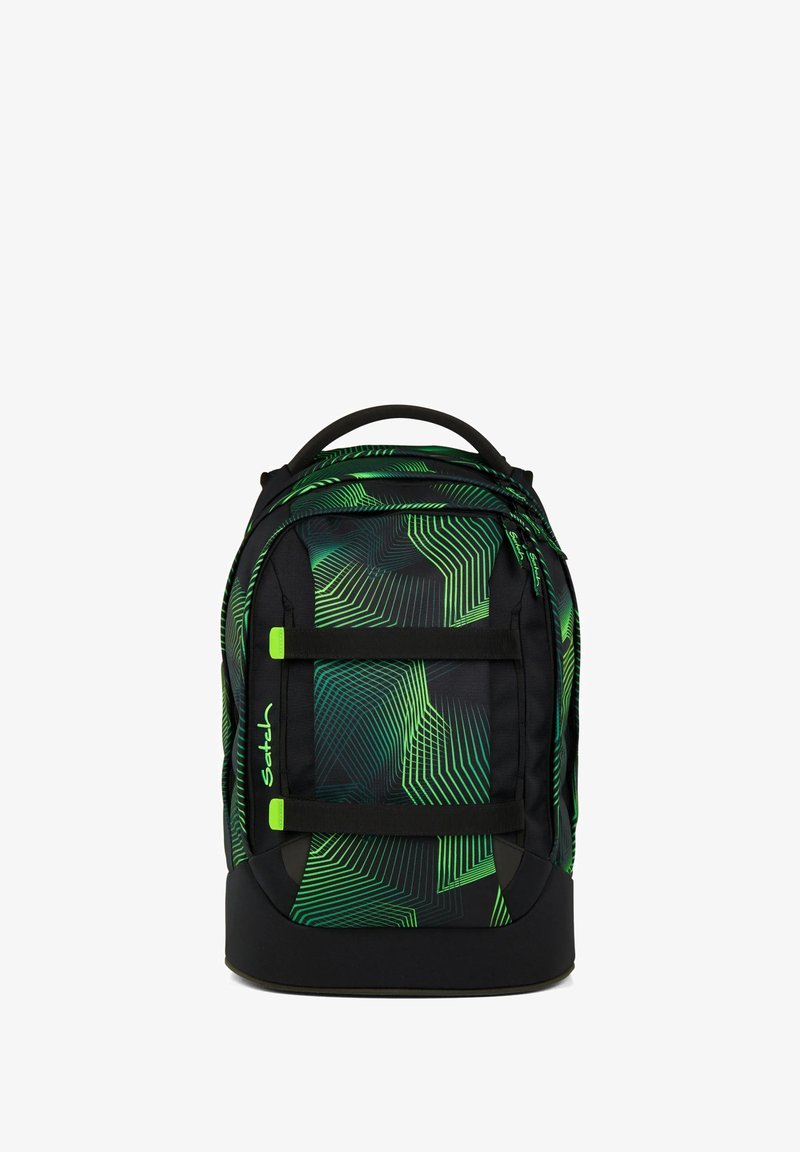 Zaino nero con un motivo geometrico verde, dotato di spallacci imbottiti, due cinghie frontali e una maniglia superiore per il trasporto.