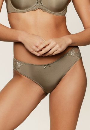Satin olijfgroene slip met kantafwerking en bloemenmotieven aan de zijkanten. Voorzien van een kleine strikaccent aan de voorkant.