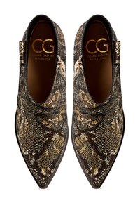 Bottines à bout pointu en cuir imprimé serpent, avec une fermeture éclair dorée sur le côté, un talon bas et une surface texturée.