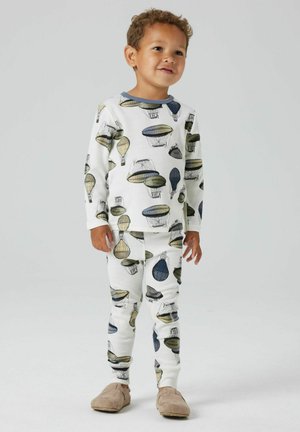 Weißes Baumwoll-Pyjama-Set mit Ballonprint. Langärmliges Oberteil und enge Hosen. Mit blauen Akzenten am Ausschnitt und gerippten Bündchen. Weicher Stoff.