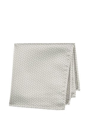 Hellgraues Einstecktuch mit einem dezenten Punktmuster, ordentlich gefaltet mit drei sichtbaren, übereinanderliegenden Kanten.