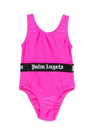 Jasnoróżowy, bezrękawnik jednoczęściowy strój kąpielowy z czarnym paskiem w talii z białym napisem "Palm Angels" w gotyckiej czcionce.