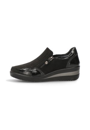 Zapato sin cordones para mujer negra con cremallera lateral, frente texturizado, detalles de charol y suela de cuña para un uso cómodo.
