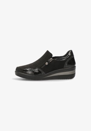 Zapato sin cordones para mujer negra con cremallera lateral, frente texturizado, detalles de charol y suela de cuña para un uso cómodo.