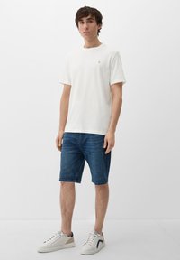 s.Oliver MIT LOGO STICKEREI - T-Shirt basic - weiß