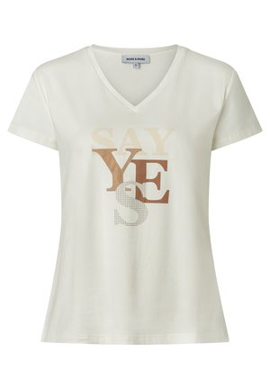 Weißes V-Ausschnitt-T-Shirt mit überlappenden beigen und braunen Buchstaben, die auf der Vorderseite "SAY YES" buchstabieren, Größe 36, Marke More & More.