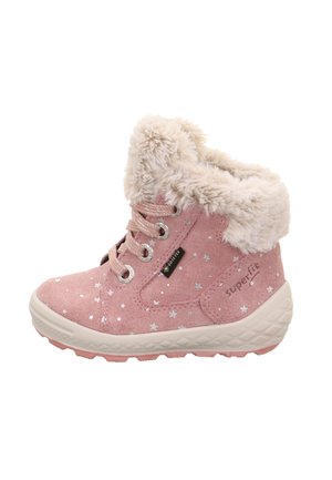 Rosa Wildleder-Ankle-Boot mit Kunstpelzkragen, silbernem Sternenmuster, Schnürdesign und einer weißen Gummisohle mit strukturiertem Grip.