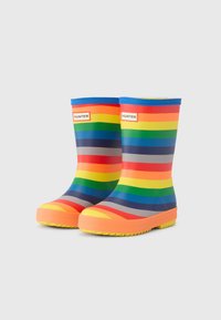 Χρωματιστές αδιάβροχες λαστιχένιες μπότες βροχής με οριζόντιες ρίγες σε πολλά χρώματα, πορτοκαλί σόλες και μπλε λεπτομέρεια, με την επωνυμία "HUNTER".